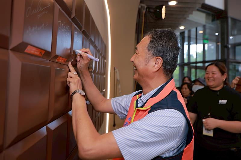 桃園市政府經濟發展局張誠局長於77巧克力共和國留下親筆簽名，共同揭開桃園觀光工廠夏日遊樂園活動序幕.