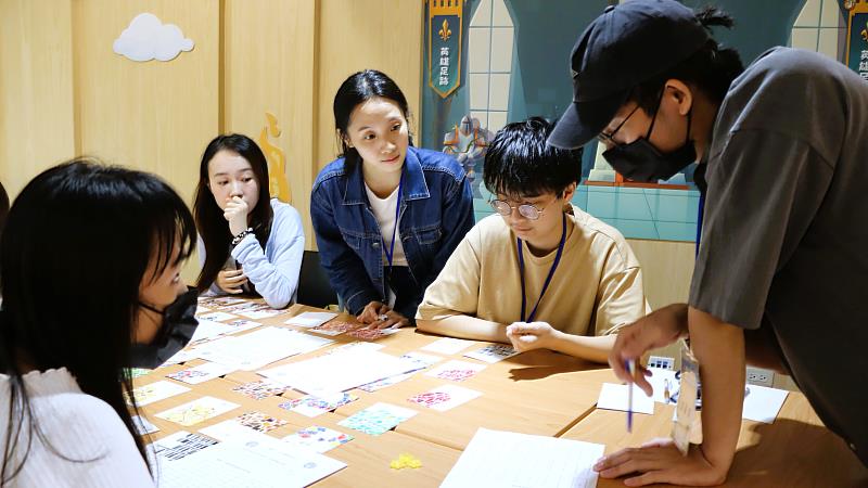 北分署青年暑期職涯活動設計結合探索、實踐、進化三大主軸，由YS職涯諮詢師帶領運用牌卡測驗，引導青年認識自我