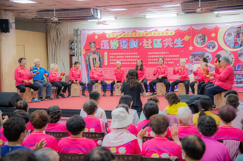 嘉藥高福系師生所指導的「銀髮樂團」首次登台演出獲得滿堂喝采