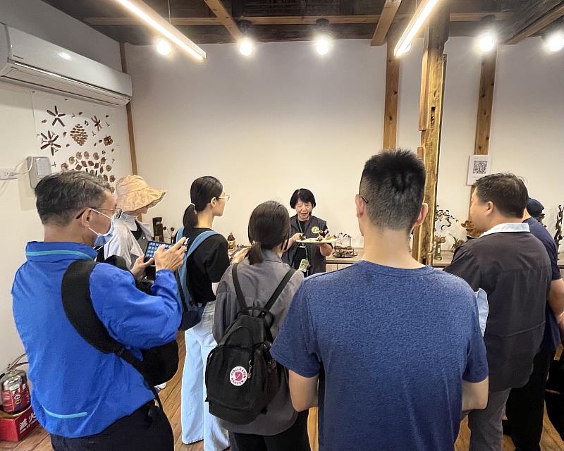 南華大學辦理環境教育人員培訓，藉由生態設計實例觀摩課程，讓學員實地學習原生植栽與永續設計的理念。