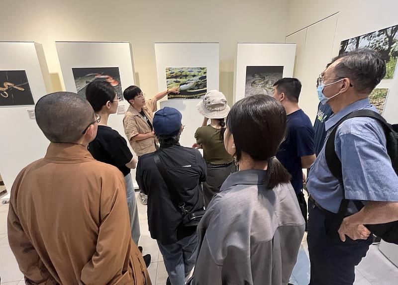 南華大學辦理環境教育人員培訓,透過生態設計實例觀摩課程參觀蛇類展,認識蛇種與飼養經驗,提升學員生態理解。