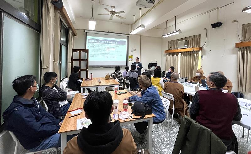 南華大學辦理環境教育人員培訓,永續中心蕭雅柏執行長進行課程說明。