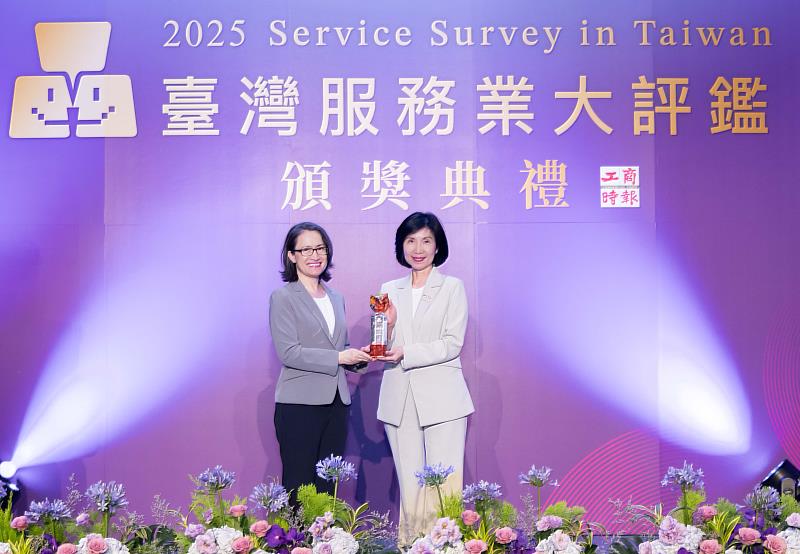 遠傳連續第14年榮獲「台灣服務業大評鑑」金牌獎,締造全國首例,今日由副總統蕭美琴頒獎予遠傳總經理井琪