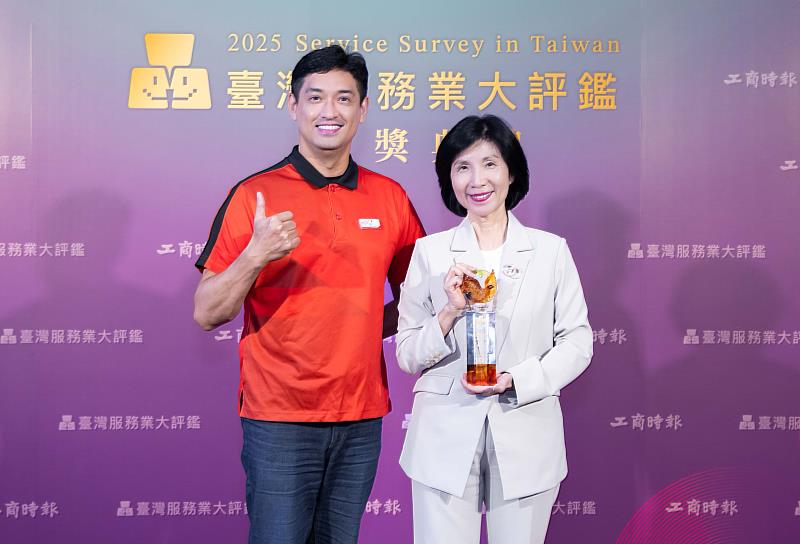 遠傳台北館前直營店服務同仁戈鑫,展現高度同理心與專業精神,榮獲「服務尖兵獎」肯定
