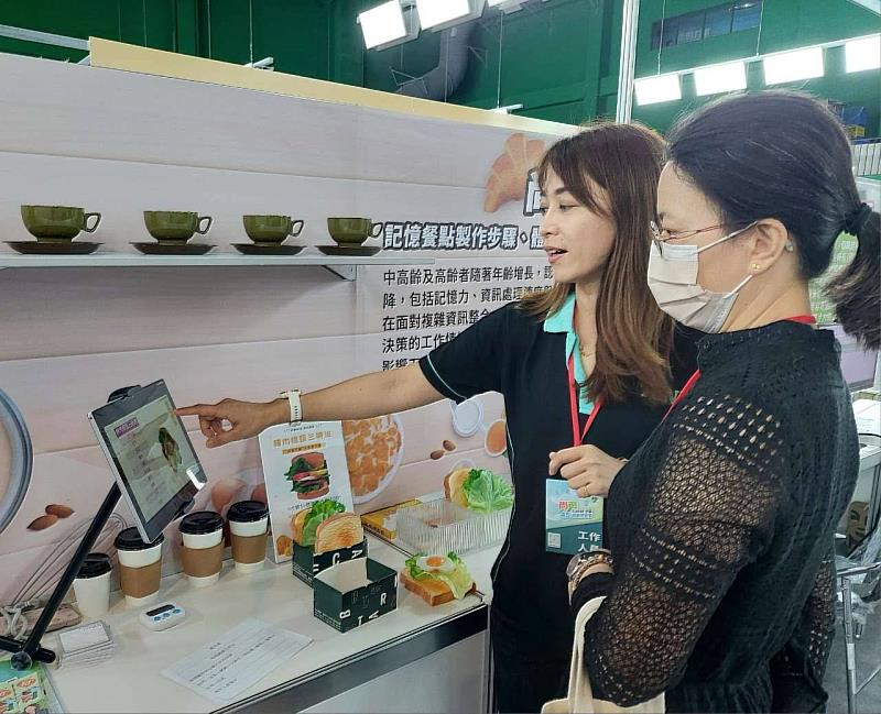 中彰投分署於中高齡就業博覽會上，展示職務再設計的實際應用，透過平板電腦可輕鬆查詢圖文並茂的餐點製作步驟(歷史照片)