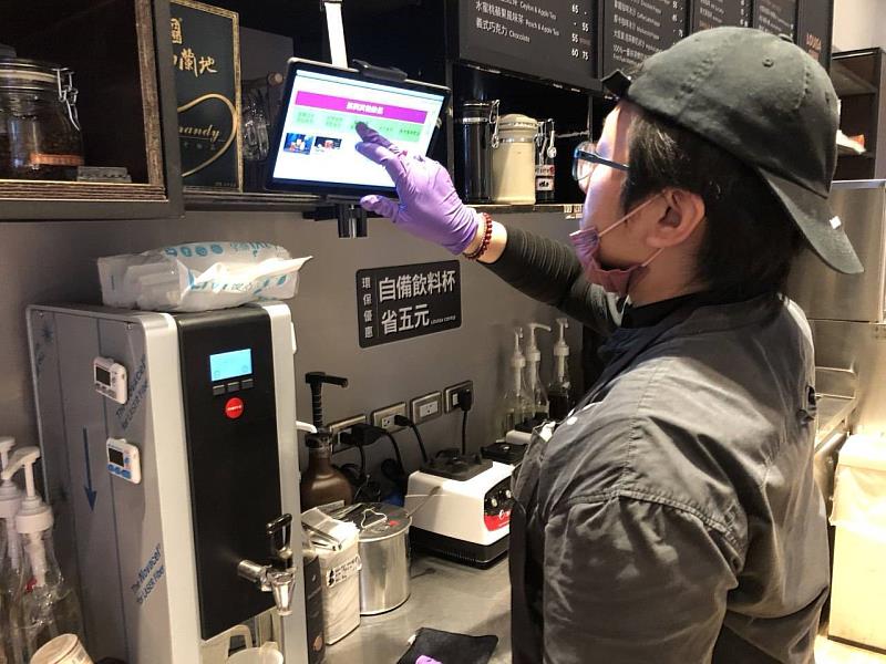透過職務再設計，陳姐只要輕觸平板上的圖文選單，便能輕鬆查看餐飲配方
