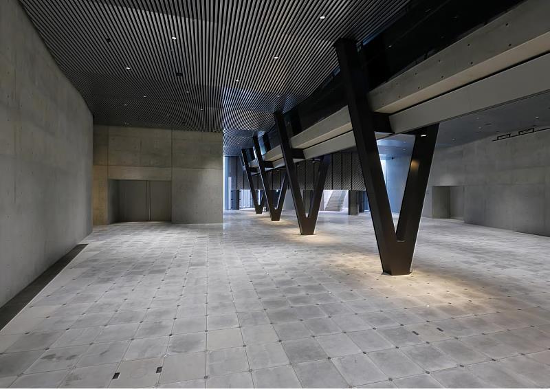 「VS.空間」展覽場域的獨特性，發展出本次對光影和聲音策展的各種想像。
