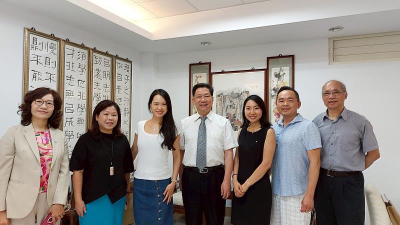 圖二、詹校長(中)與要塞軍校的蔡韻筑老師(左三)及查普曼大學的趙苡廷老師(右三)在校長室晤談並致贈紀念品。