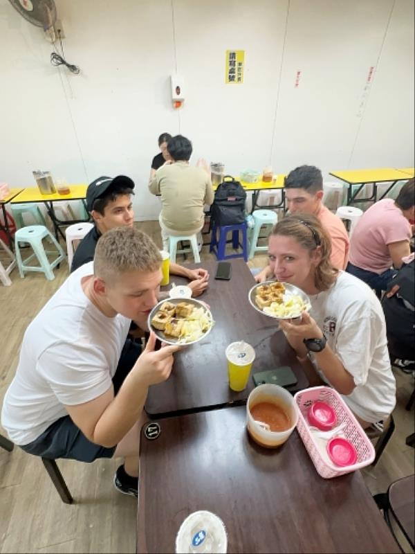 圖五、在志工學伴的陪同下華語生大啖美食,體驗臭豆腐的魅力。