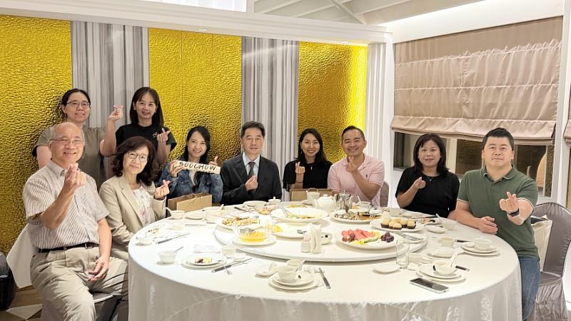 圖三、王世和副校長(中)與要塞軍校蔡韻筑老師(左三)及查普曼大學趙苡廷老師晚宴聚餐並致贈紀念品。