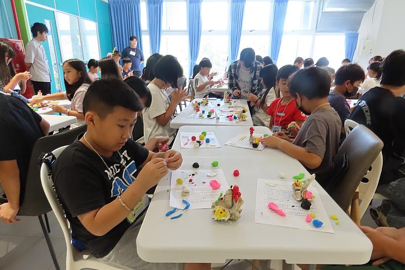 學生們運用想像力動手創作海廢藝術品