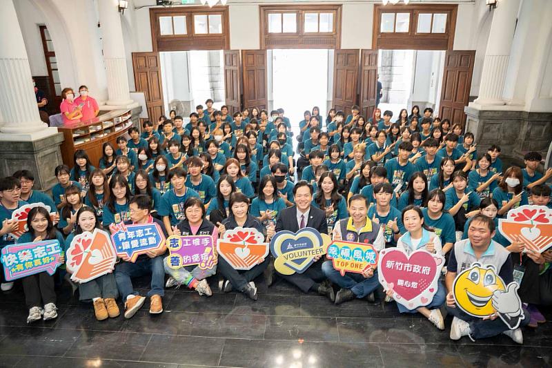 「新竹市暑期青年返鄉服務志工隊」與貴賓會後合影留念