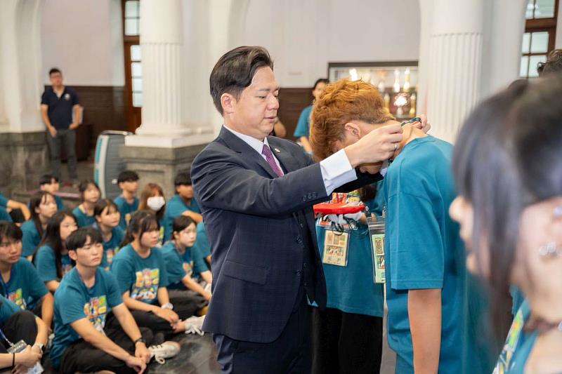 代理市長邱臣遠授證給青年志工