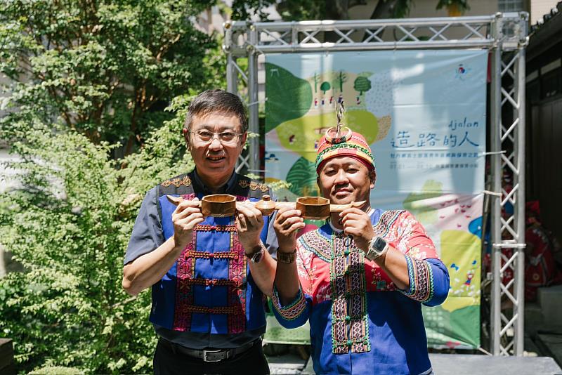 牡丹鄉高士村村長余右偉贈林業保育署署長連杯(喝小米跟芋頭釀的酒),象徵部落與林業保育署和解之意。