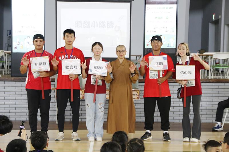 南華大學舉辦「三好兒童 樂樂棒一夏」夏令營，小隊輔與佛光山員林講堂監寺妙玄法師（右3）合影。