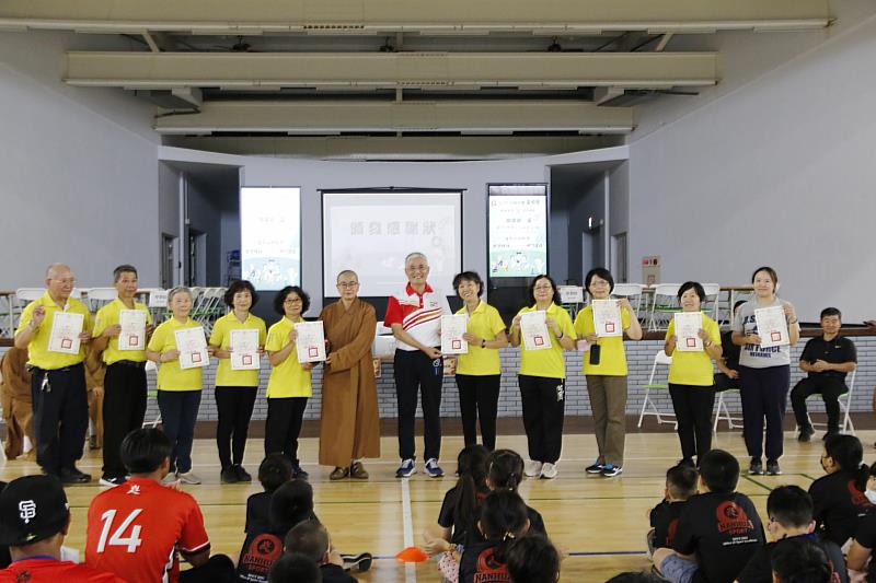 南華大學舉辦「三好兒童 樂樂棒一夏」夏令營，高俊雄校長（左7）與員林講堂監寺妙玄法師（左6）致贈感謝狀予愛心爸爸媽媽。
