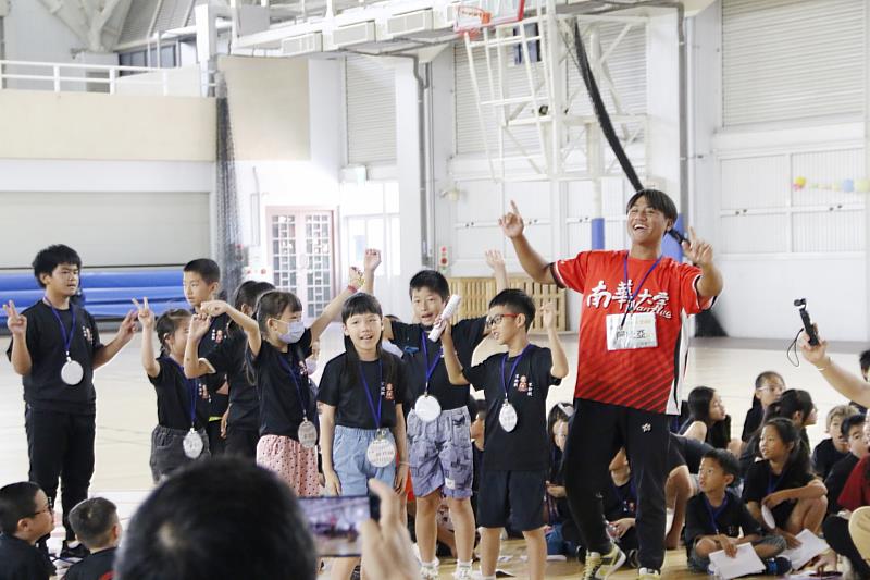 南華大學舉辦「三好兒童 樂樂棒一夏」夏令營，各隊進行隊呼表演。