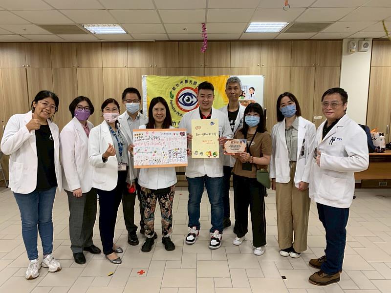 元培視光系與多地驗光師攜手完成檢查服務後合影，並由機構代表致贈手繪感謝卡表達肯定與祝福。