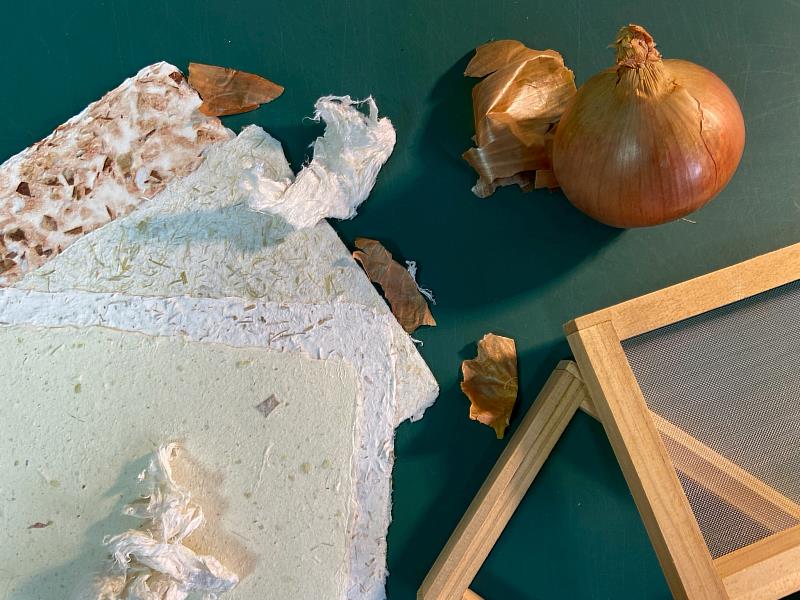 藝術家李彥蓁《植物染與手抄紙的神奇魔法》,將讓參與者體驗「剩餘食材」到「創作再生」的藝術永續魅力