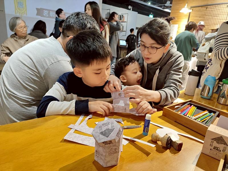 7月12日至20日茶博館推出「茶罐小怪獸手作工作坊」,邀請孩子發揮創造力設計茶包裝