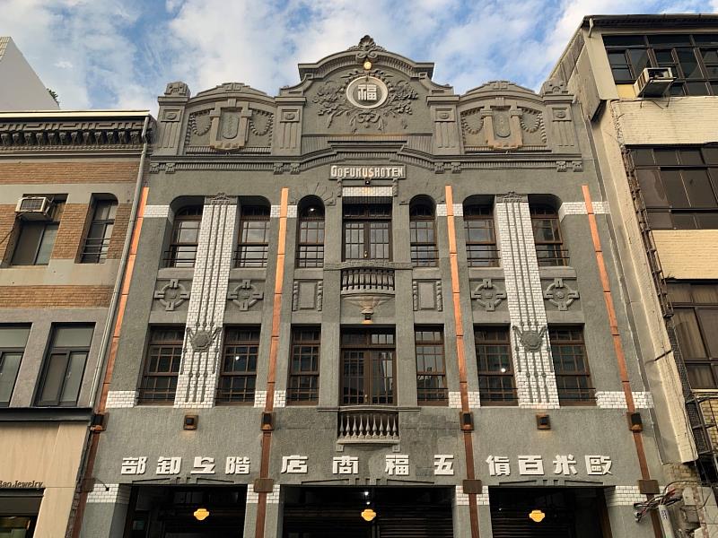 臺南市擬設「歷史文化場域經理平台」，邀請市民共同為歷史老屋與歷史街區永續發展建言，圖為府城歷史街區中正路之五福商店建物整修完工照片。(蘊域文化規劃有限公司提供)