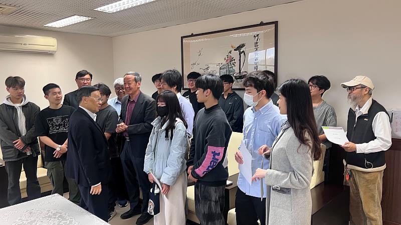 亞大校長蔡進發(前排左)，嘉勉取得輝達NVIDIA國際證照的同學。