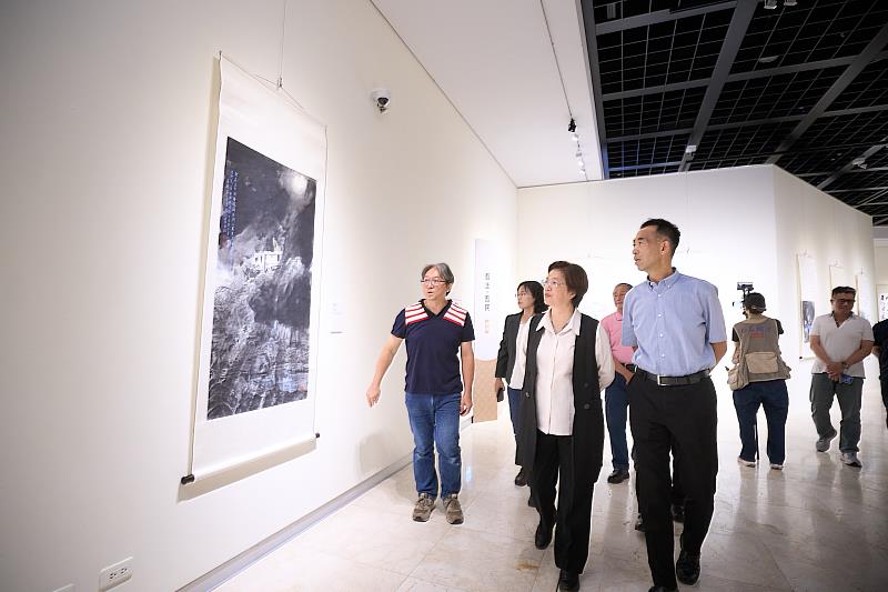 彰化縣長王惠美及國立國父紀念館館長王蘭生聆聽展覽策展人古耀華教授導覽