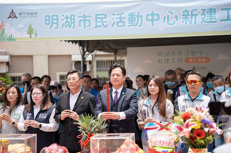 代理市長邱臣遠、許修睿議長帶領貴賓及里長上香祈福。