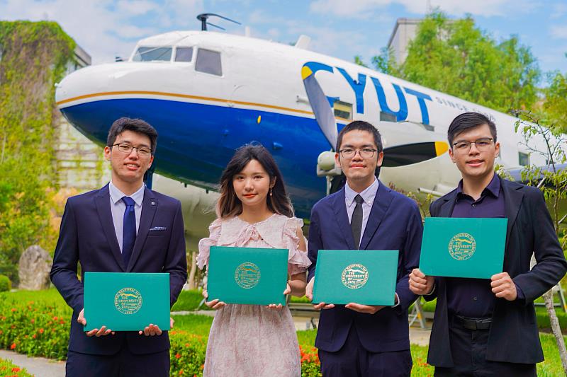 朝陽科大資訊學院學子取得日本會津大學跨國雙碩士人數創新高，國際交流成果豐碩。