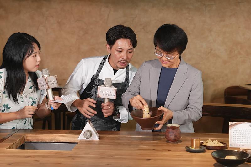 圖3 由郭主廚(中)、古主委(右)進行料理創作互動(郭主廚引導及協助古主委進行刷擂茶的動作)
