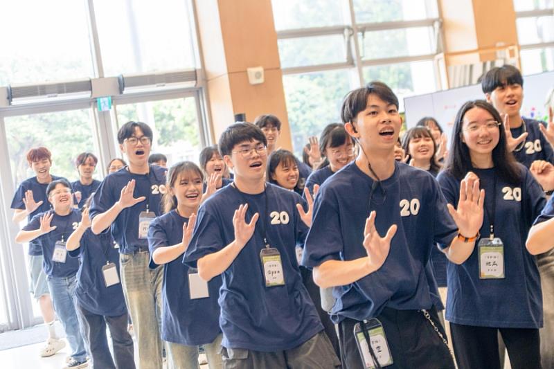 41位來自中區十校的服務同學於現場帶來精采的演出，為7月7日至11日的服務熱身。