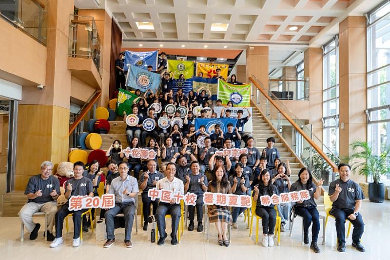 中區十校暑期聯合服務隊今(3)日下午在逢甲大學舉行授旗典禮。