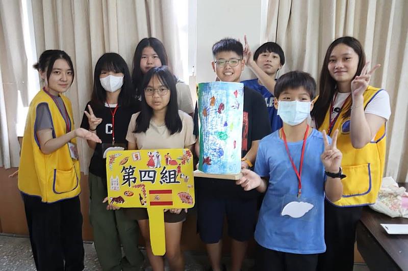 學生用廢棄布料製成美麗燈飾
