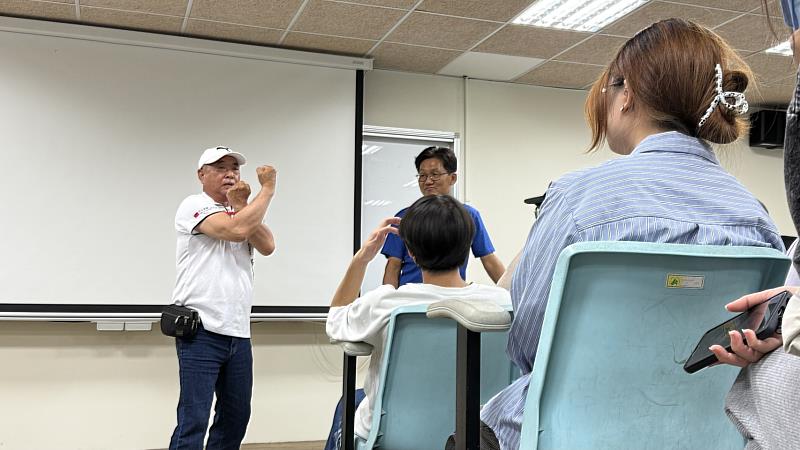 興安宮黃登圍主委示範金獅陣套路