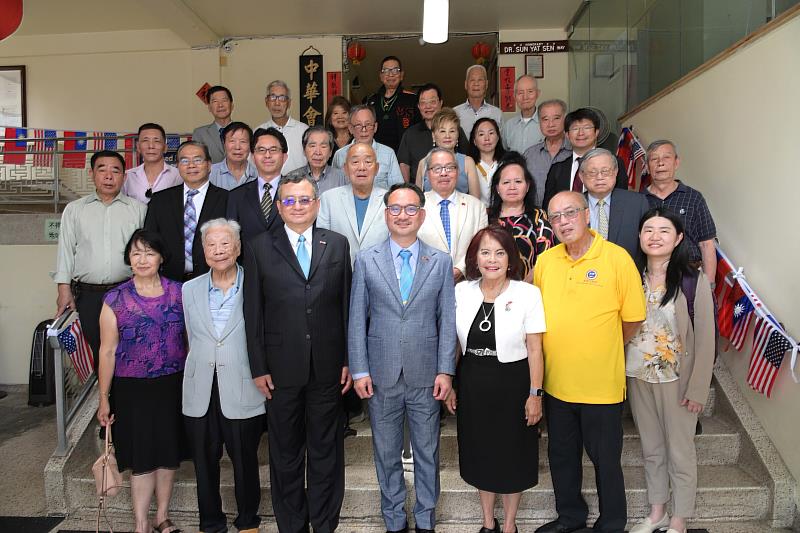 僑委會副委員長阮昭雄 (前排中) 、駐芝加哥辦事處處長類延峰與芝加哥中華會館團隊合影