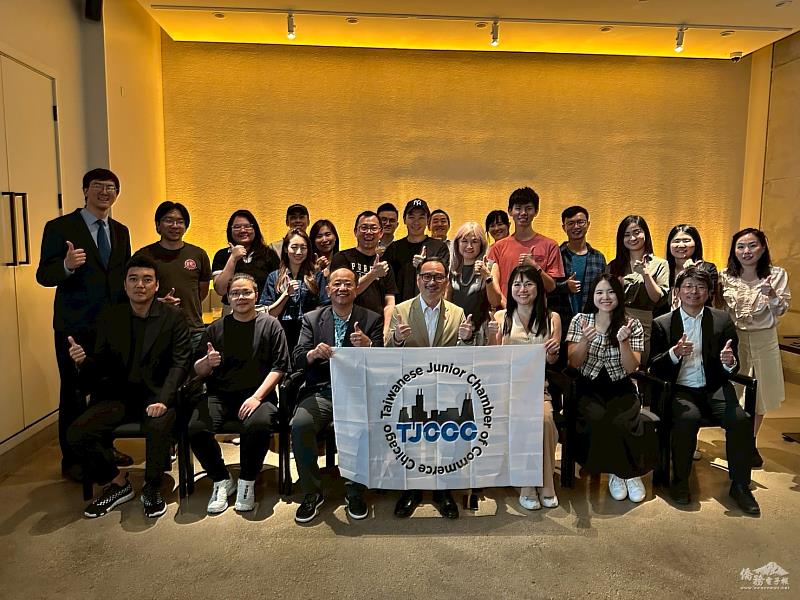 全體人員合影(前排左至右依序為芝加哥臺美商會青商部前會長杜孝風、芝加哥臺美商會青商部會長周廷倫、僑務諮詢委員李嘉展、僑委會副委員長阮昭雄、北美洲臺灣商會聯合總會青商部第12屆總會長黃聖家、21屆總會長曾瑞瑜、文教中心主任蔡季穎)