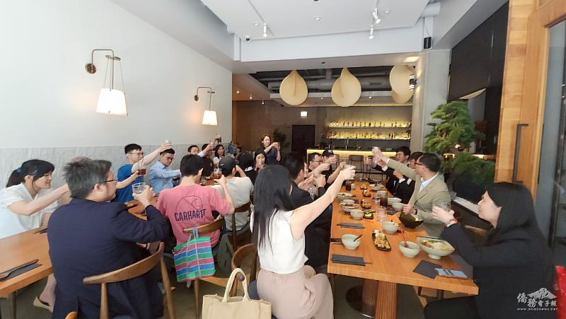 來賓舉杯共祝青商未來更好、臺灣更好