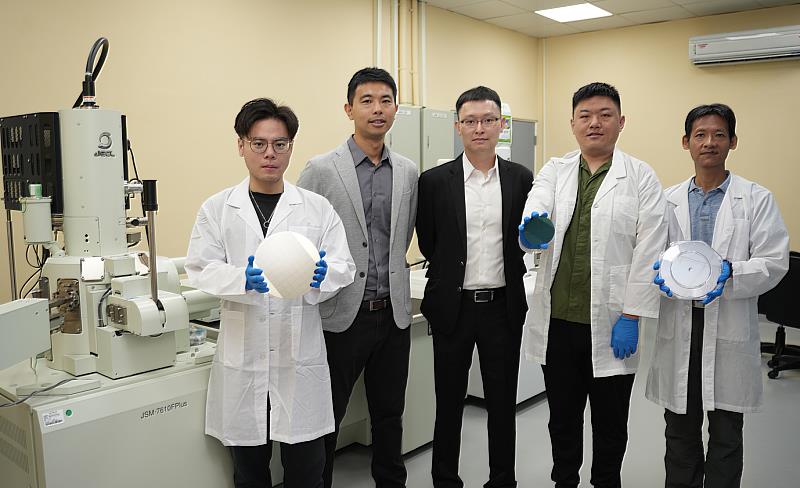 興大與成大攜手打造全球首創「懸浮式鐵電二維電晶體」-突破材料瓶頸,為AI晶片與智慧生活注入新動能