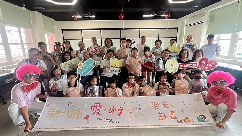 救國團新北市板橋區團委會大觀國小愛·分享，點亮微光送愛心
