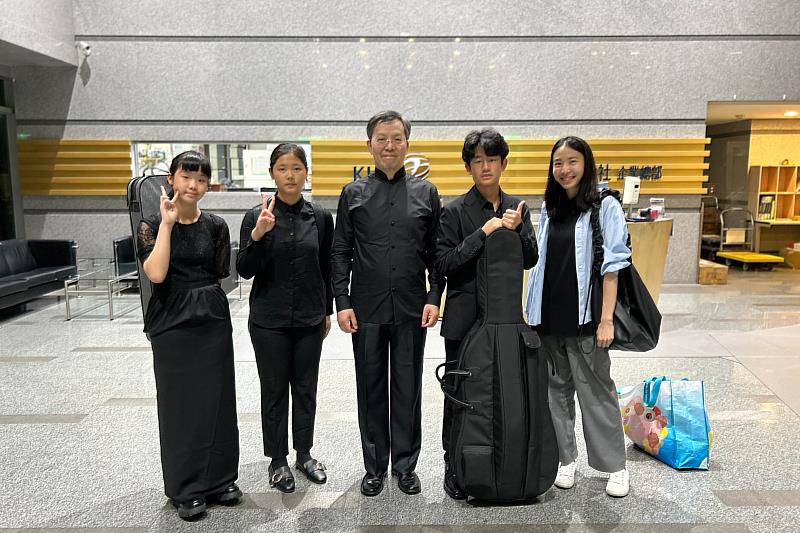 演出結束後中信國際學校學生與中信樂團呂景民指揮合照。（圖／中信高中提供）