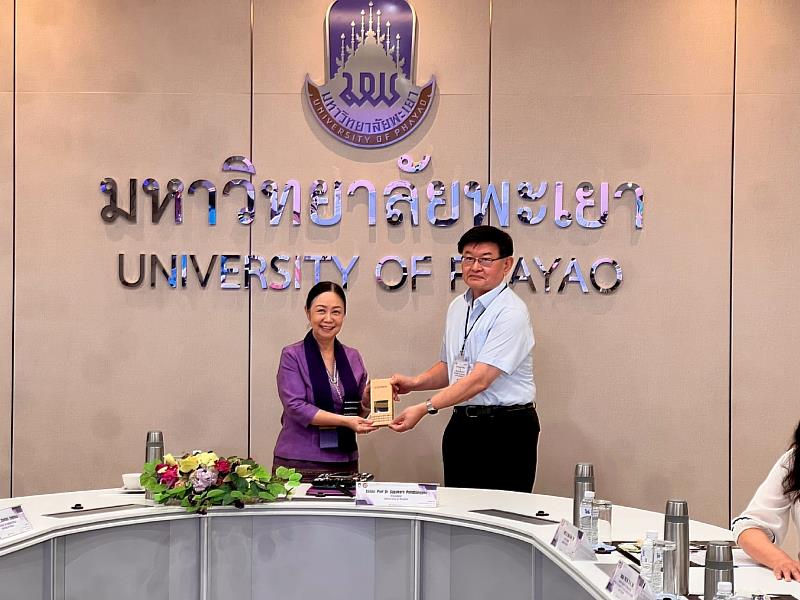 南華大學雙語教學辦公室郭玉德執行長與泰國帕瑤大學校長交流合影。