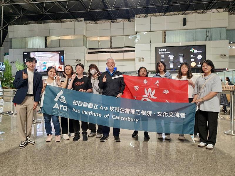 南華大學海外資源豐富，鼓勵學生海外學習，高俊雄校長與前往紐西蘭姐妹校語言學習團師生合影。