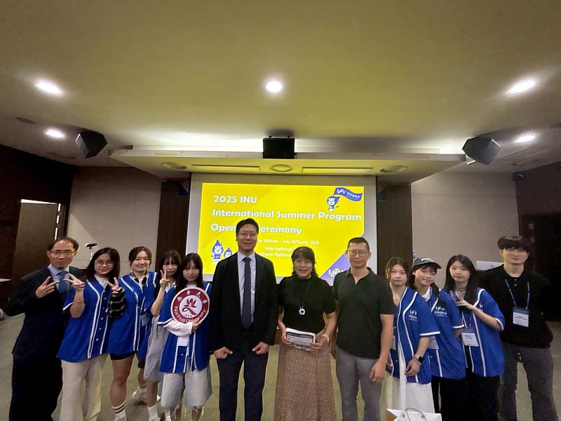 南華大學擴大國際交流與合作,葉月嬌副校長(右6)參與7位學生在韓國仁川大學韓語學習團開幕典禮
