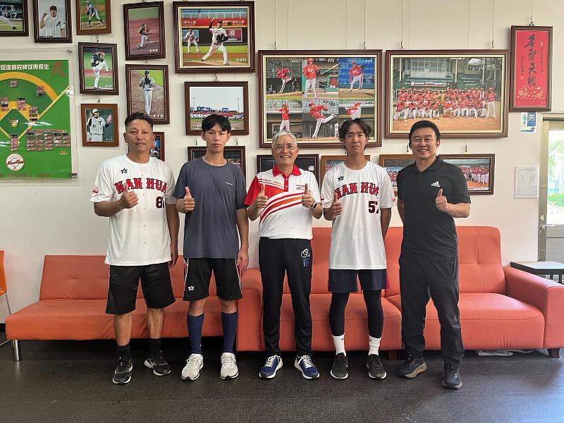 南華大學棒球隊李柏毓(右2)與陳定均(左2)兩位投手獲中職球團青睞，即將展開職棒生涯。高俊雄校長(中)與何應志體育長(右1)及蔡仲南總教練(左1)皆引以為榮並給予祝福。