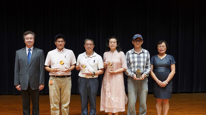 餐旅經營系陳慶麟老師、觀光休閒管理系何明政老師、應用日文系鄭素琴老師及行銷與流通管理系劉典嚴老師與育達科大王育文董事長及吳菊校長合影