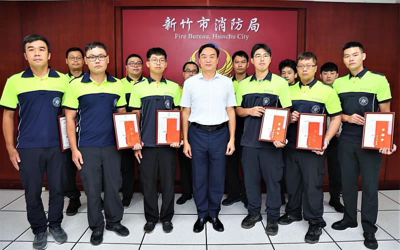 圖3.消防局長李世恭表揚合影。
