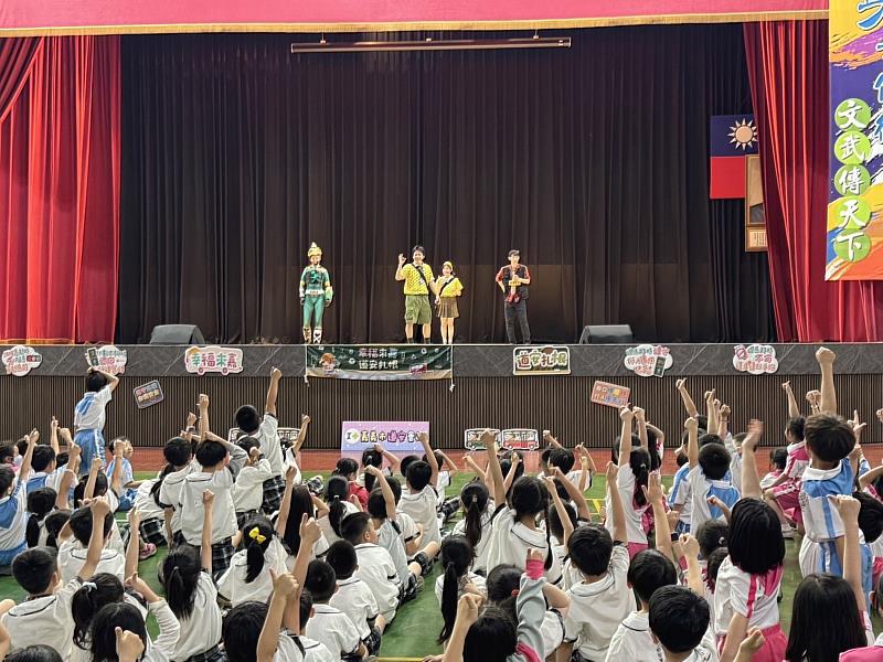0_「孫子兵法」進嘉市校園　學童成交通小將軍 (3)