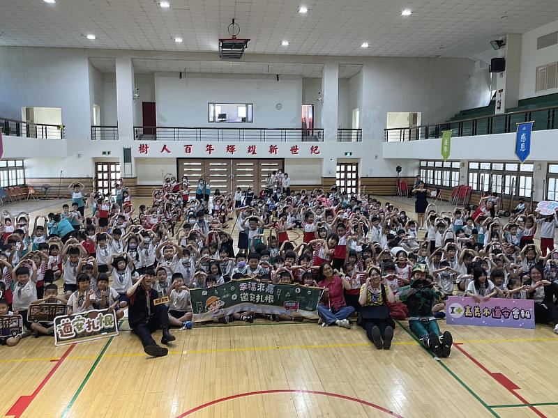 0_「孫子兵法」進嘉市校園　學童成交通小將軍 (2)