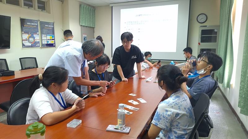 亞大資電學院新生微學程課程中，融入生成式AI應用，讓同學掌握最新科技技術趨勢，在研究上有所發揮。