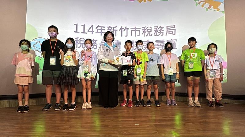 新竹市稅務局蘇蔚芳局長為學童們頒發結業證書及禮物